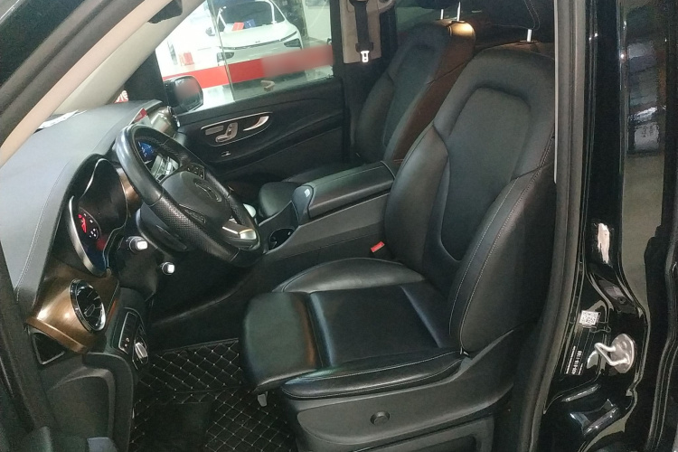 奔驰V级 2022款 V 260 L 长轴距尊贵版中控内饰19