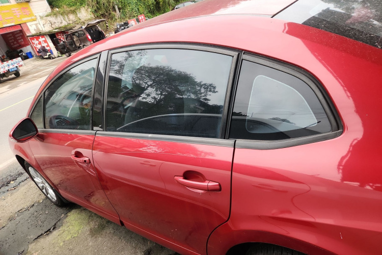 雪铁龙 世嘉 2013款 三厢 1.6L 自动品尚型车身外观4