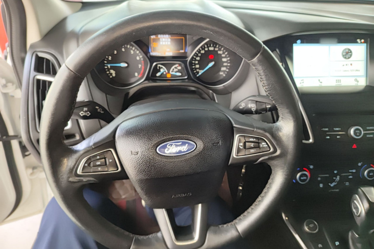 福特 福克斯 2017款 三厢 EcoBoost 180 自动精英型中控内饰13