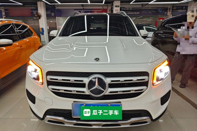 奔驰GLB 2020款 改款 GLB 200 动感型车身外观2