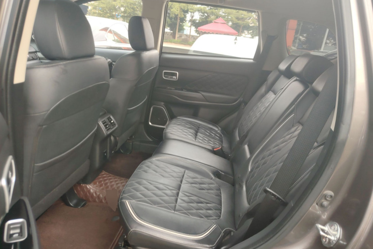 三菱 欧蓝德 2020款 2.4L 四驱致享版 5座中控内饰21