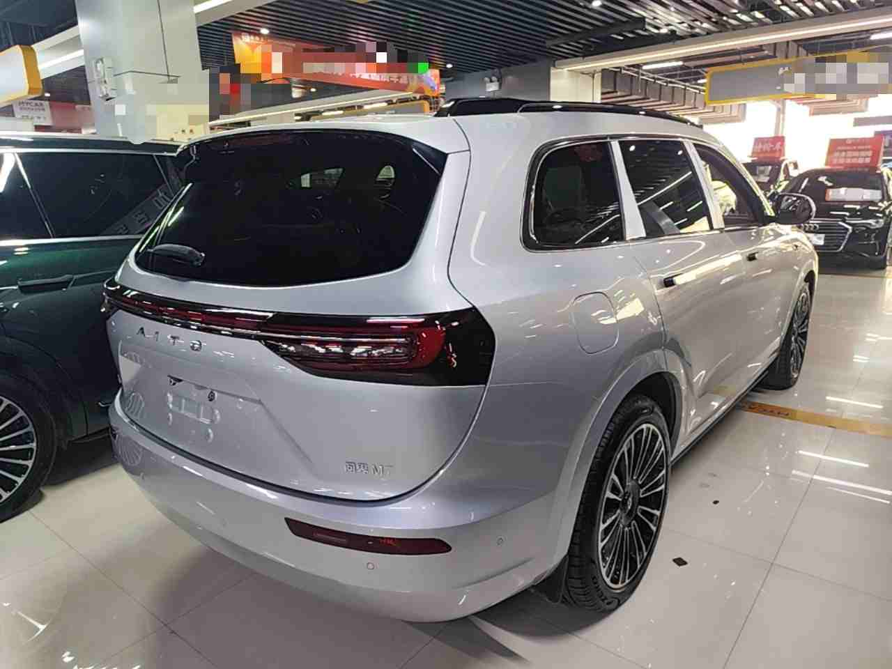 车辆右后45度视角，展现修长车身与饱满尾部