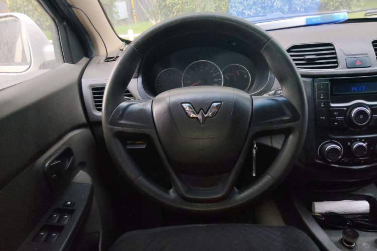 五菱汽车 五菱宏光 2016款 1.5L 改款S舒适型中控内饰13