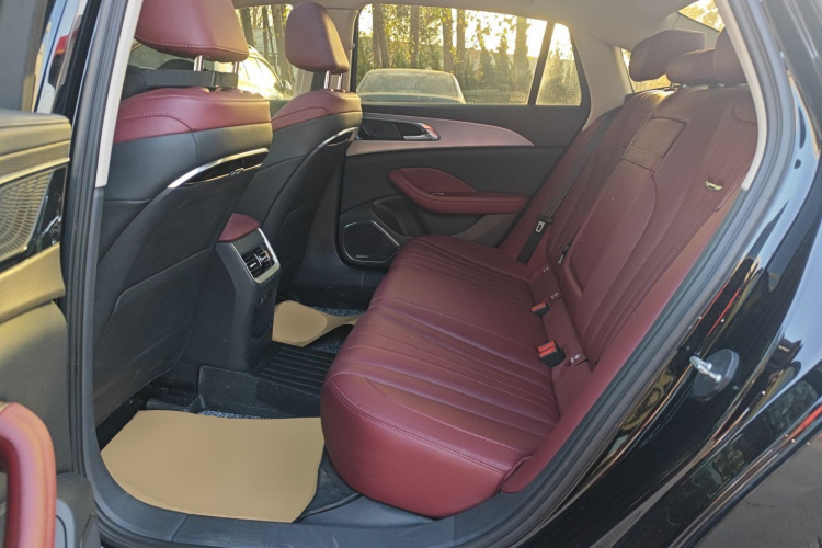 红旗H5 2023款 2.0T 自动智联旗享版中控内饰7004