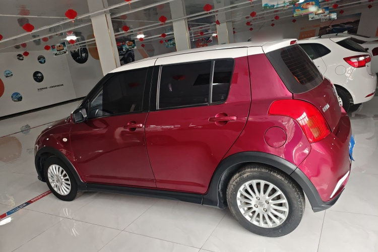 铃木 雨燕 2014款 1.3L 手动标准型车身外观4