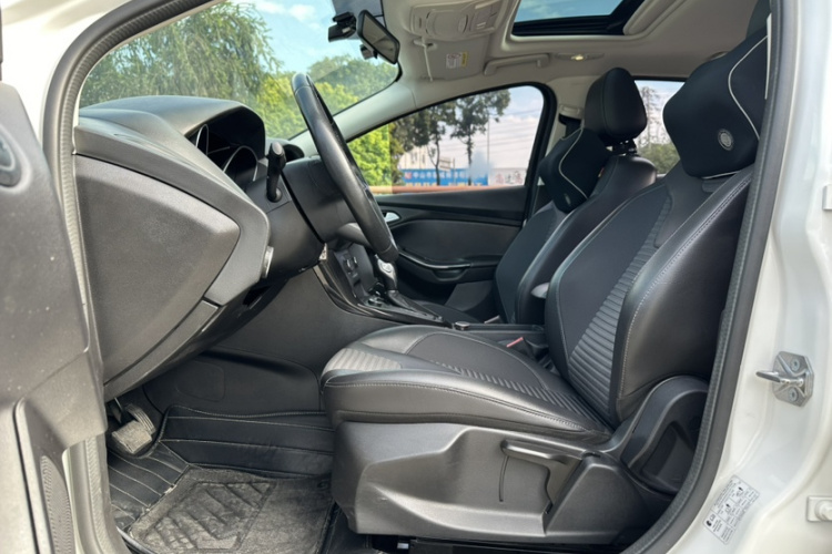 福特 福克斯 2017款 三厢 1.6L 自动风尚型智行版局部细节19