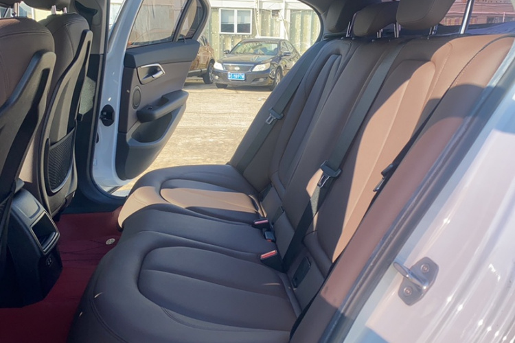 宝马1系 2020款 125i 领先型M运动套装中控内饰7003