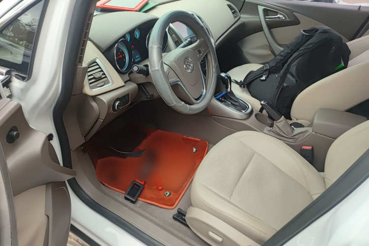 别克 英朗 2013款 GT 1.6L 自动时尚版中控内饰20