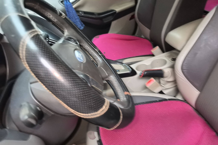 福特 福克斯 2012款 三厢 1.6L 自动风尚型局部细节19