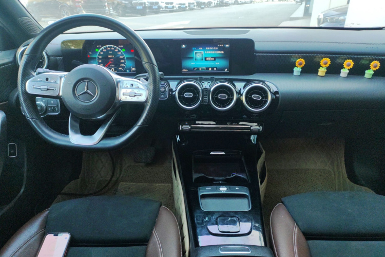 奔驰A级 2020款 A 180 L 运动轿车中控内饰12