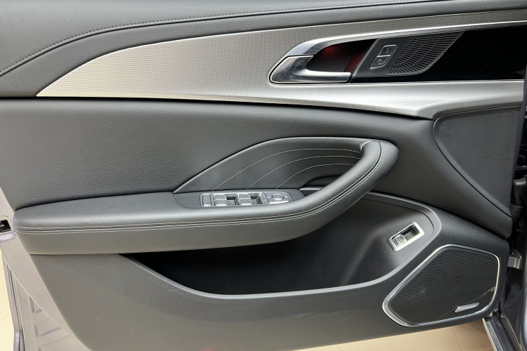 红旗H5 2023款 2.0T 自动智联旗享版中控内饰7013