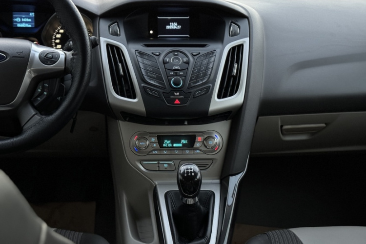 福特 福克斯 2012款 两厢 1.6L 手动风尚型局部细节16