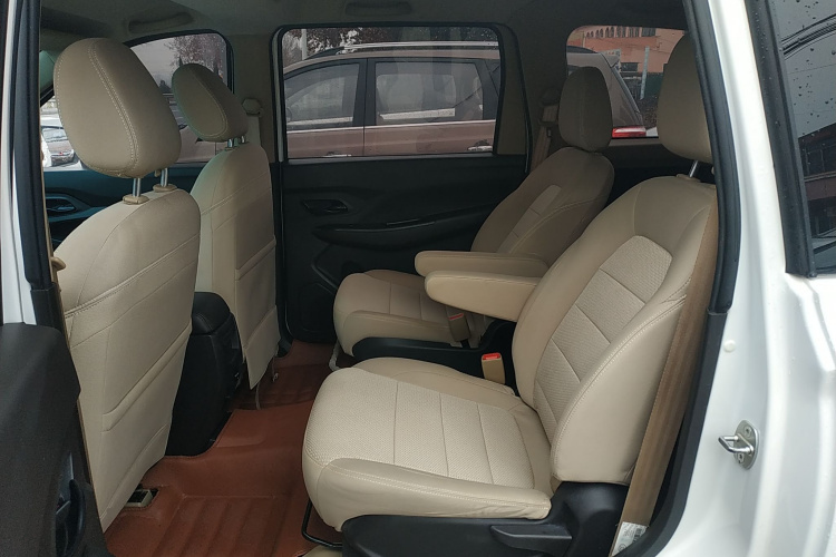 五菱汽车 五菱宏光 2021款 1.5L改款 S标准型 液压助力LAR中控内饰21