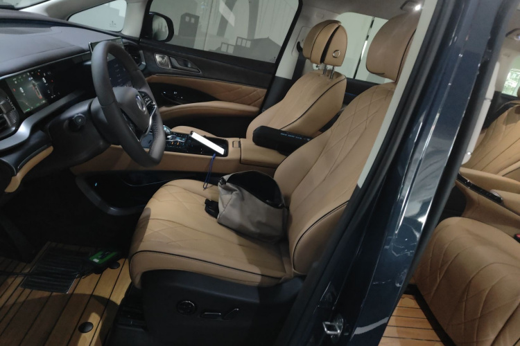 腾势D9 2024款 DM-i 980 四驱尊贵型中控内饰19