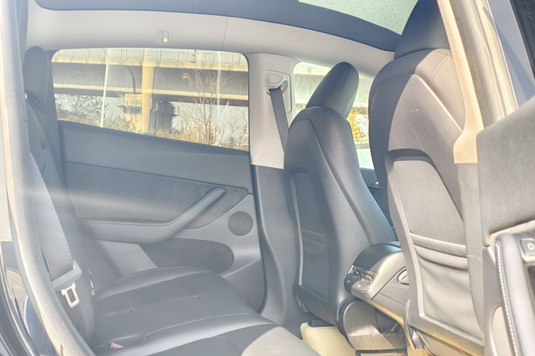 特斯拉 Model Y 2023款 后轮驱动版中控内饰7012