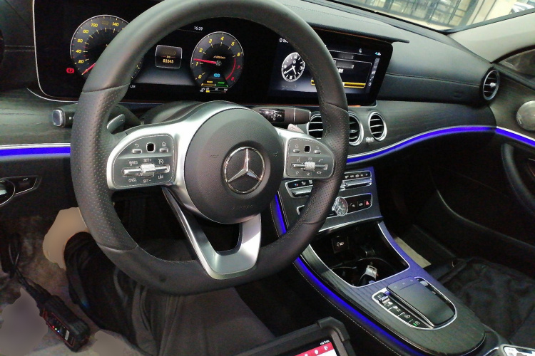 奔驰E级 2020款 改款 E 260 L 运动型中控内饰7002