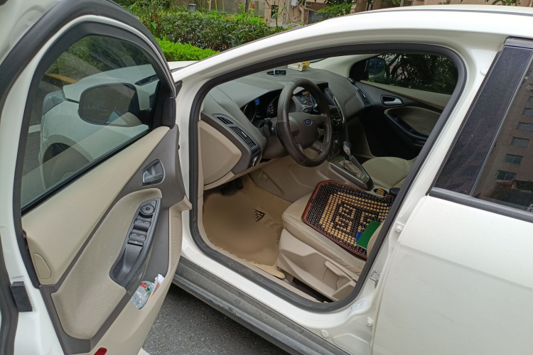 福特 福克斯 2012款 三厢 1.6L 自动舒适型中控内饰7003