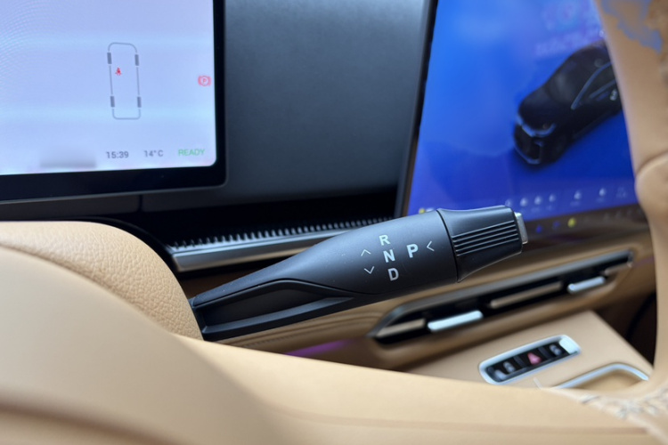 岚图汽车 岚图梦想家 2025款 PHEV 四驱旗舰鲲鹏版局部细节18