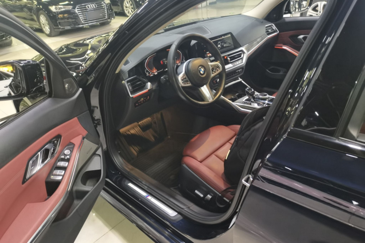 宝马3系 2021款 改款二 325i M运动曜夜套装中控内饰19