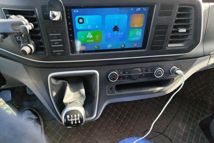 上汽大通MAXUS 新途V80 2021款 2.0T PLUS 手动全能王中轴中顶6/7/8/9座局部细节16