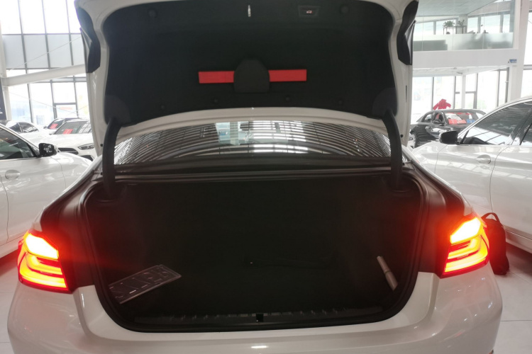 宝马5系 2020款 525Li 豪华套装机舱底盘23