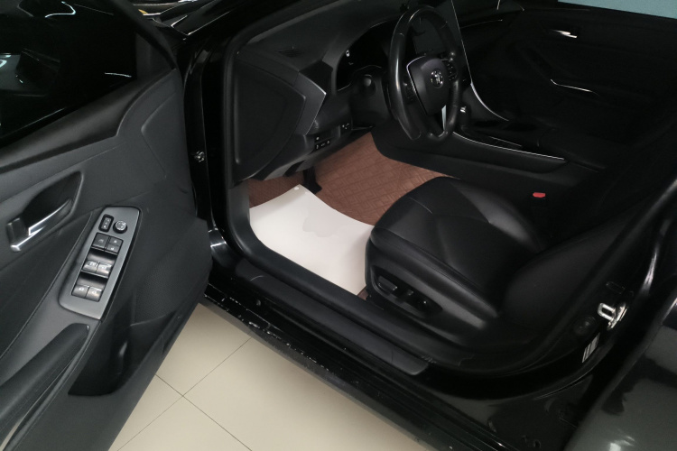 丰田 亚洲龙 2023款 2.5L 豪华版中控内饰7003