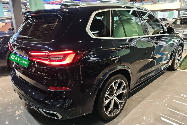 宝马X5(进口) 2021款 改款 xDrive40i 尊享型 M运动套装车身外观7