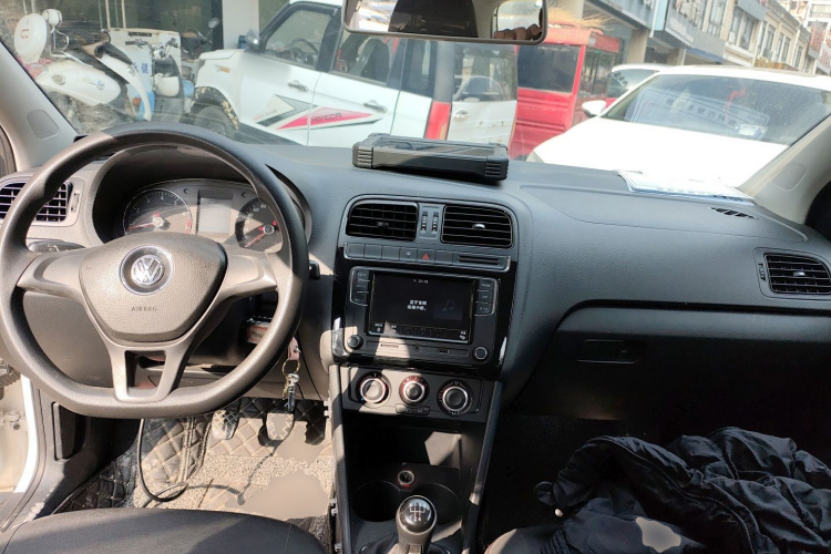 大众 Polo 2014款 1.4L 手动风尚版中控内饰12