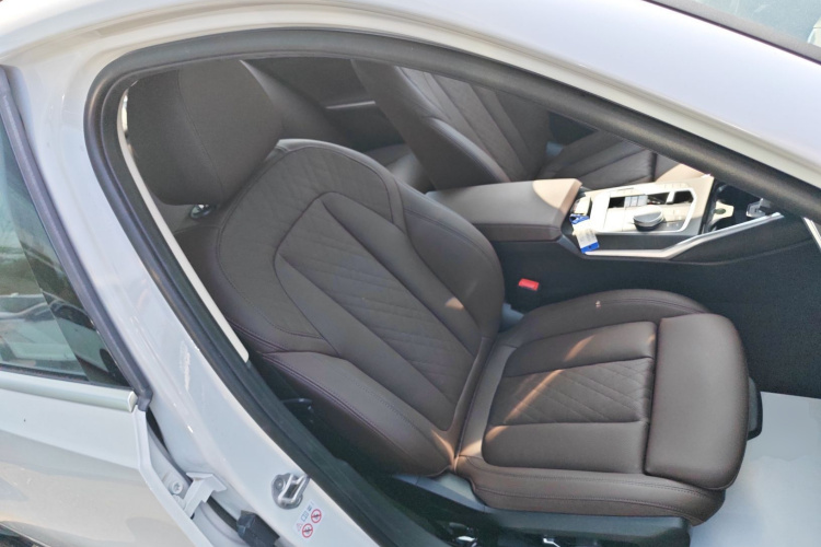 宝马3系 2024款 325i M运动套装局部细节41