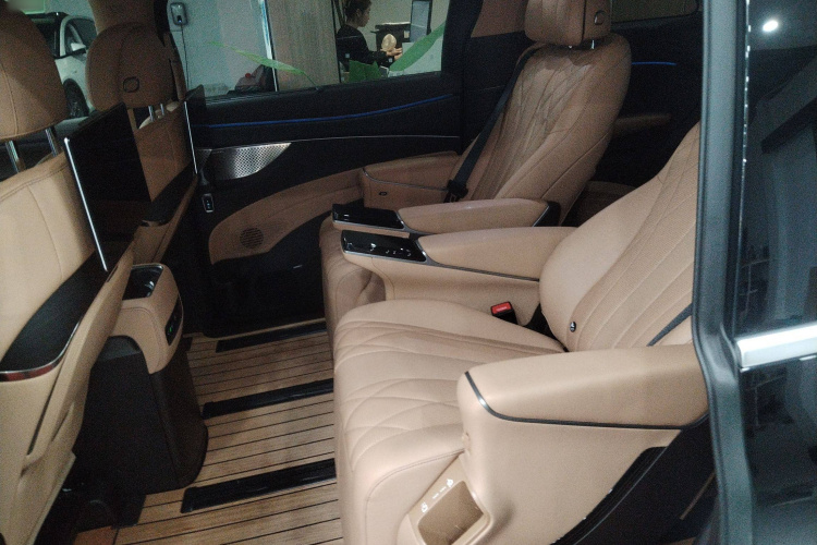 腾势D9 2025款 DM-i 智驾版 1020 四驱旗舰型中控内饰7004