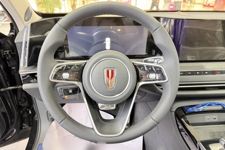 红旗H9 2025款 2.0T 两驱旗享豪华商务版 5座中控内饰7001