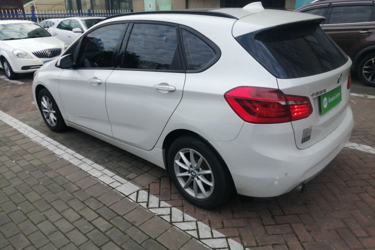 宝马2系旅行车 2016款 218i 时尚型车身外观4