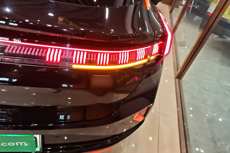 极氪001 2025款 YOU版 100kWh 四驱车身外观9