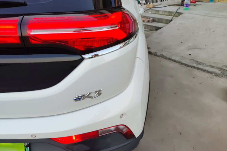 北京汽车 北京EX3 2019款 R600 劲尚版车身外观6006