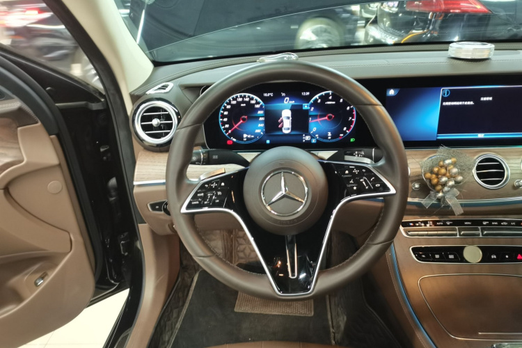 奔驰E级 2022款 E 260 L中控内饰13