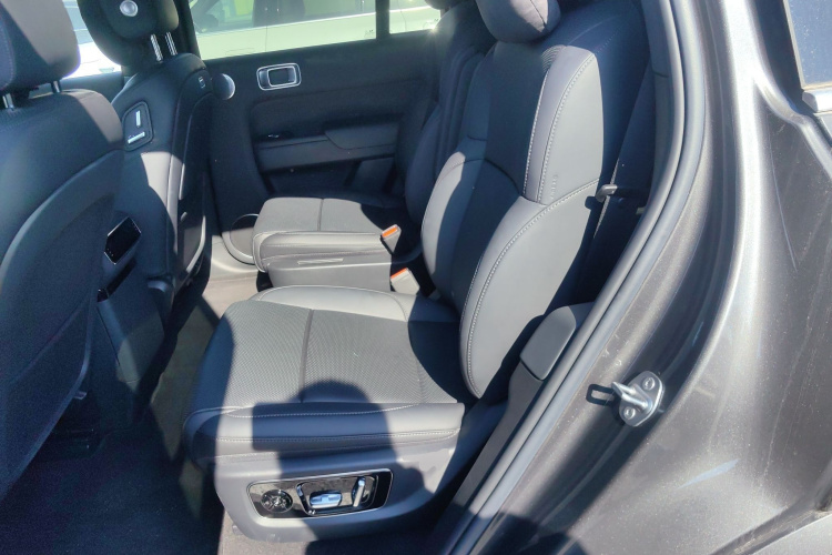 理想汽车 理想L8 2024款 Max中控内饰7004