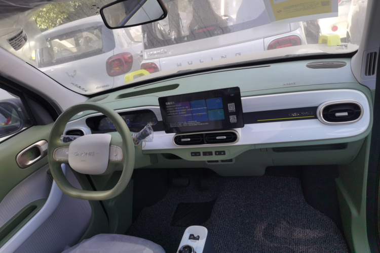 吉利银河 2025款 210km 熊猫骑士中控内饰7002