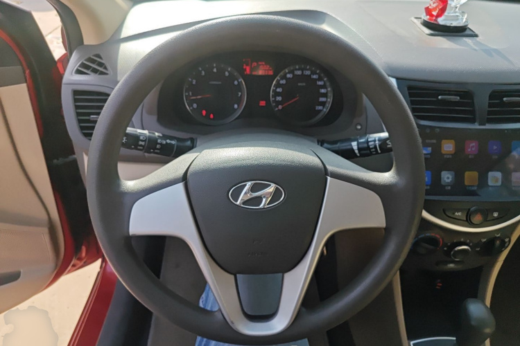 现代 瑞纳 2010款 三厢 1.4L 自动时尚型GT局部细节13