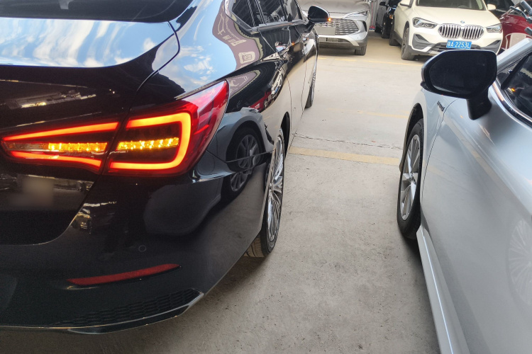 红旗H5 2022款 经典款 1.8T 自动智联旗享版车身外观9