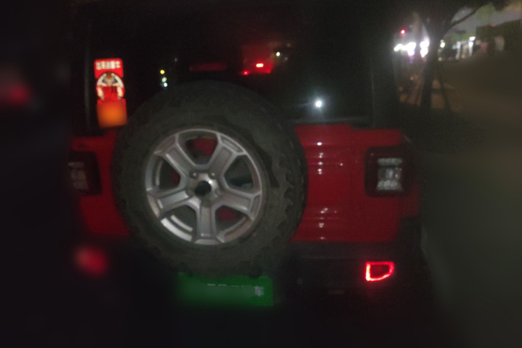 Jeep 牧马人 2018款 2.0T Sahara 四门版车身外观6