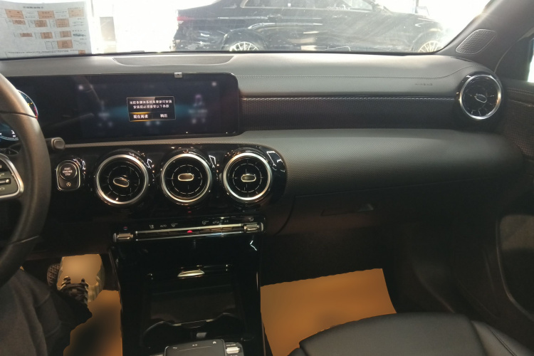 奔驰A级 2020款 改款 A 200 L 运动轿车动感型中控内饰12