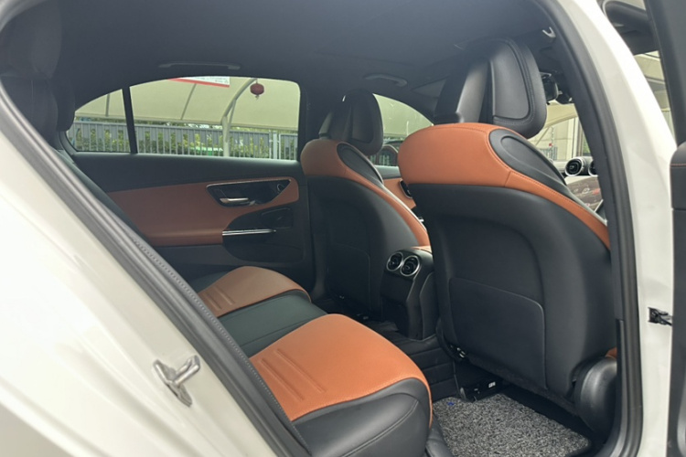 奔驰C级 2022款 改款 C 200 L 运动版中控内饰7010