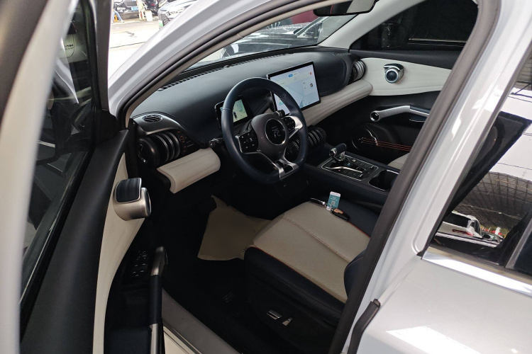 比亚迪 元PLUS 2022款 430KM 尊贵型中控内饰7003