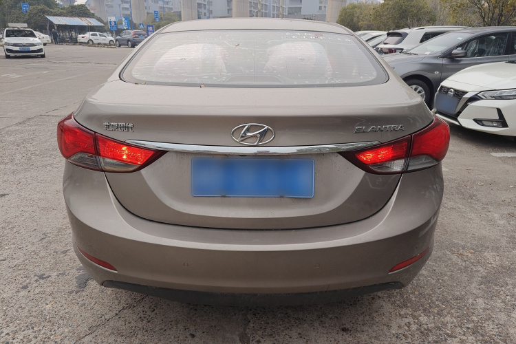 现代 朗动 2016款 1.6L 手动尊贵型车身外观6