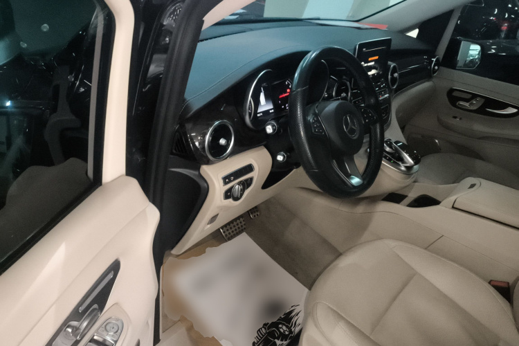 奔驰V级 2017款 V 260 L 尊贵加长版中控内饰20
