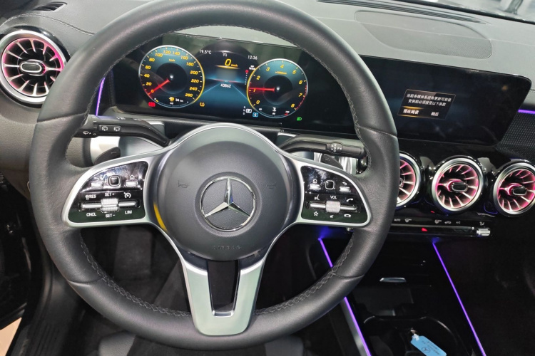 奔驰GLB 2023款 GLB 220 时尚型中控内饰13