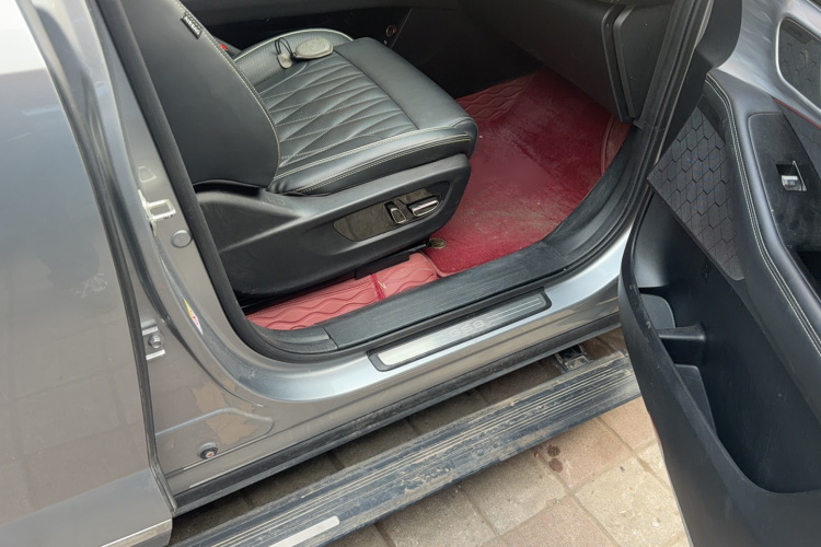 广汽传祺 传祺GS8 2022款 双擎系列 2.0TM 四驱尊贵版 （七座）局部细节19