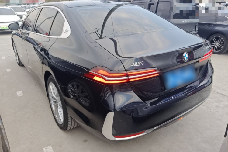 宝马5系 2024款 525Li 豪华套装车身外观4