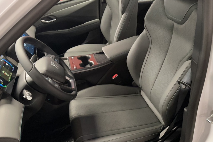 比亚迪 秦PLUS 2025款 DM-i 智驾版 128KM进取型中控内饰7005