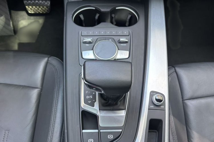 奥迪A4L 2018款 30周年年型 40 TFSI 时尚型中控内饰7011